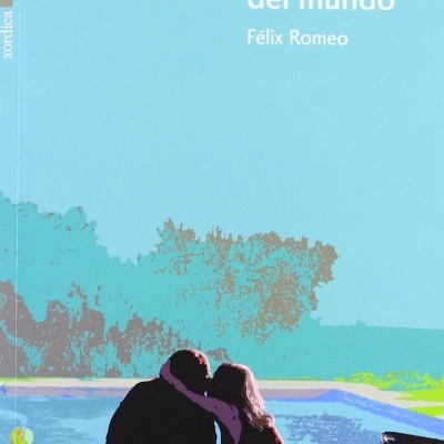 Capa de livro azul com casal junto a piscina e texto branco Todos los besos del mundo Félix Romeo