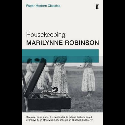 Capa de livro Housekeeping de Marilynne Robinson com fotografia a preto e branco.