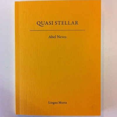 Livro com capa amarela intitulado QUASI STELLAR de Abel Neves