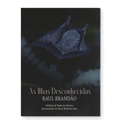 Capa do livro As Ilhas Desconhecidas com texto e imagem marinha