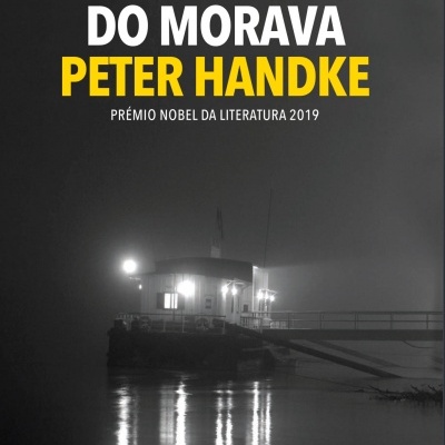 Capa de livro com título A NOITE DO MORAVA e autor PETER HANDKE em letras amarelas e brancas, mostrando um barco iluminado num cenário escuro e nevoento.