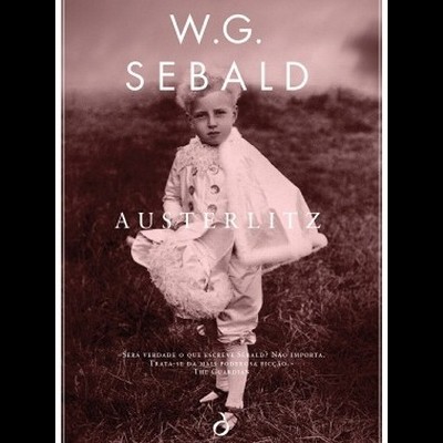 Capa do livro Austerlitz de W.G. Sebald com fotografia de criança em traje branco