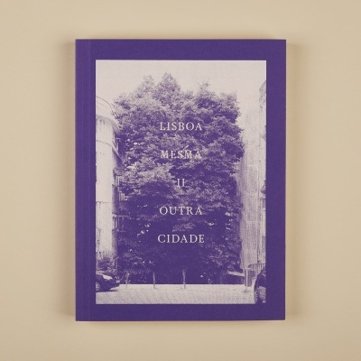 Livro com capa roxa e fotografia de rua com árvores e texto na capa