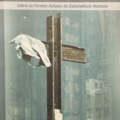 Capa do livro 'A Guerra' de Alberto Asor Rosa com estrutura metálica e pano branco
