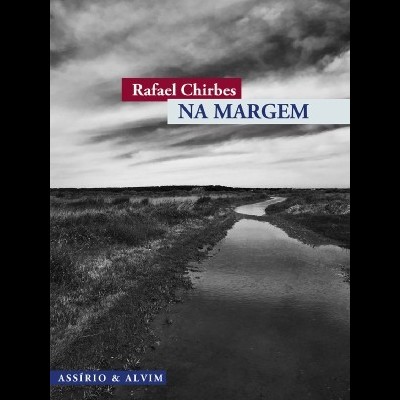 Capa de livro Na Margem de Rafael Chirbes com imagem a preto e branco de caminho lamacento num campo aberto.