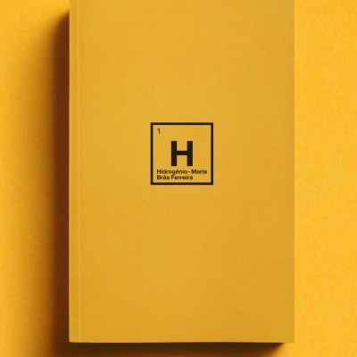 Livro capa dura amarela com texto preto 'Hidrogénio - Maria Brás Ferreira' sobre fundo amarelo