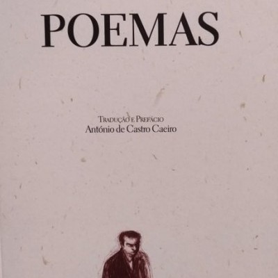 Capa de livro com título 'POEMAS' e ilustração de homem vestido de preto