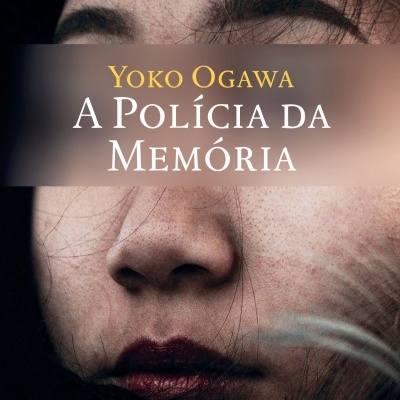 Capa do livro 'A Polícia da Memória' de Yoko Ogawa com rosto de mulher ao fundo