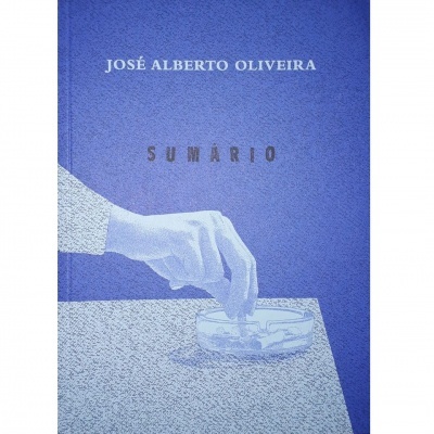 Capa de livro azul com ilustração de mão e cinzeiro com cigarro e texto na capa