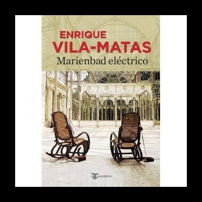 Capa do livro 'Marienbad eléctrico' de Enrique Vila-Matas com duas cadeiras de balanço num espaço arquitetónico.