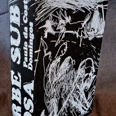 Livro preto com ilustração branca e título URBE SUB ROSA de Paulo da Costa Domingos