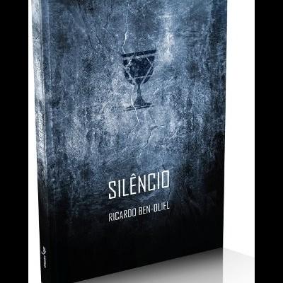 Capa de livro azul escuro com desenho de copo e texto SILÊNCIO, RICARDO BEN-OLIEL