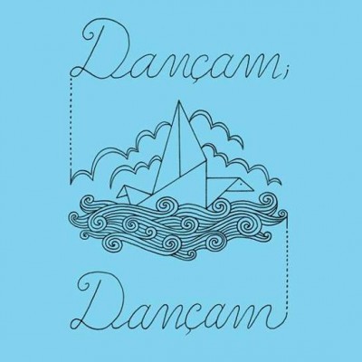 Desenho de barco de papel em ondas com texto 'Dançam, Dançam' em fundo azul