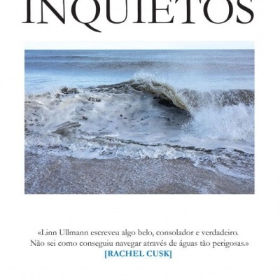 Capa do livro OS INQUIETOS com ondas do mar e texto
