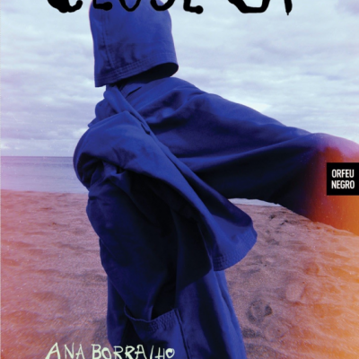 Capa de livro CLOSE-UP com figura vestindo roupa azul oversized na praia e texto autores e editora