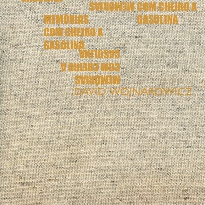 Capa de livro com textura tipo tecido cru e texto amarelo