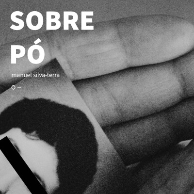 Mão segurando fotografia em preto e branco com texto 'PÓ SOBRE PÓ'