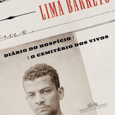 Fotografia antiga a preto e branco de homem com texto imprimido ao fundo