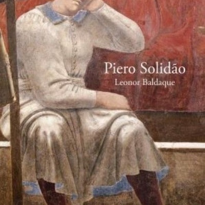 Capa de livro com pintura de mulher sentada vestida de branco, fundo vermelho e texto do título e autora