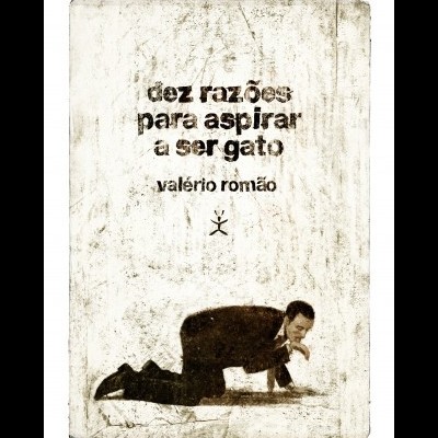 Capa de livro com texto e homem imitando um gato no chão