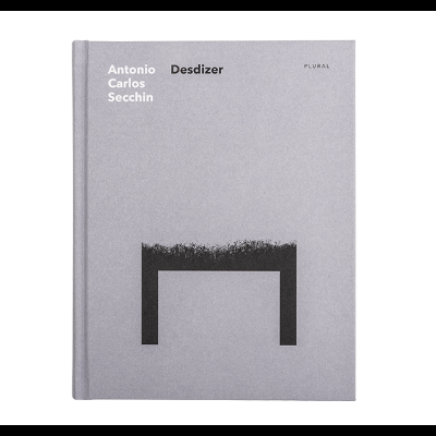 Livro cinzento com texto e símbolo preto na capa