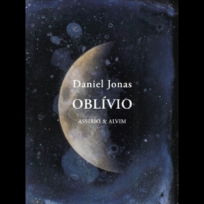 Capa de livro com uma meia-lua e texto Daniel Jonas OBLÍVIO ASSÍRIO & ALVIM
