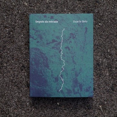 Livro 'Depois da estrada' de Duarte Belo sobre asfalto escuro.