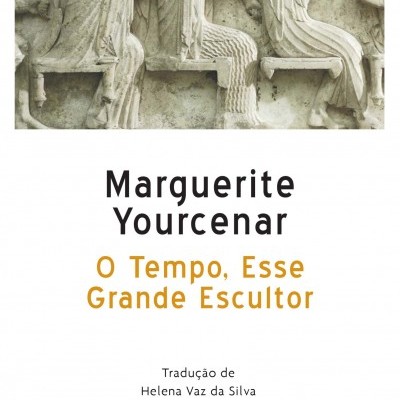 Capa do livro 'O Tempo, Esse Grande Escultor' com relevo de figuras antigas esculpidas em pedra