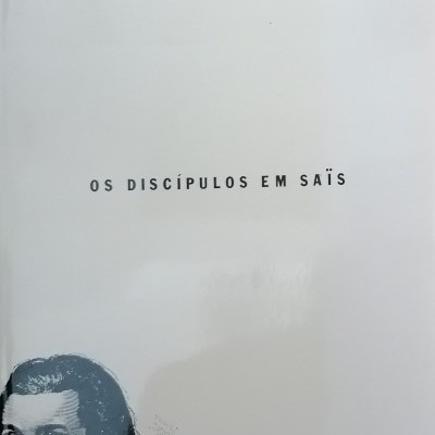 Capa de livro branco com texto e retratos a preto e branco