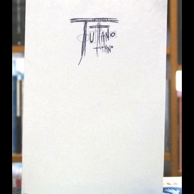 Livro com capa branca e título manuscrito a caneta preta TUTANO TITANÔ