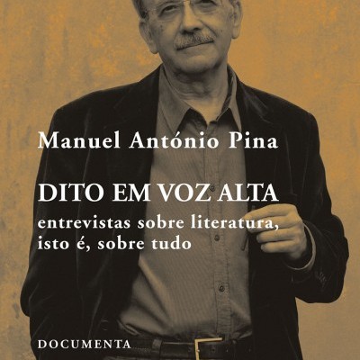 Capa do livro DITO EM VOZ ALTA de Manuel António Pina com fotografia de um homem idoso em fundo amarelo.