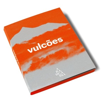 Livro de capa dura laranja e cinza com título vulcões e texto TARUXARIA