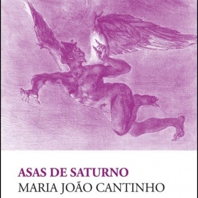 Capa do livro 'ASAS DE SATURNO' com figura alada masculina roxa e fundo branco.