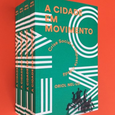 Livros verdes com padrões brancos e texto laranja sobre fundo laranja