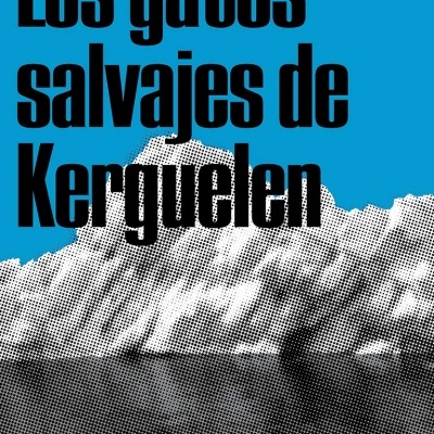 Capa do livro 'Los gatos salvajes de Kerguelen' com fundo azul e montanha preto e branco