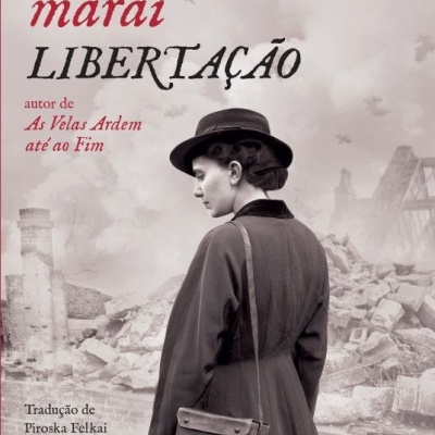 Capa de livro com mulher vestida em casaco e chapéu, fundo de ruínas, texto do título e autor