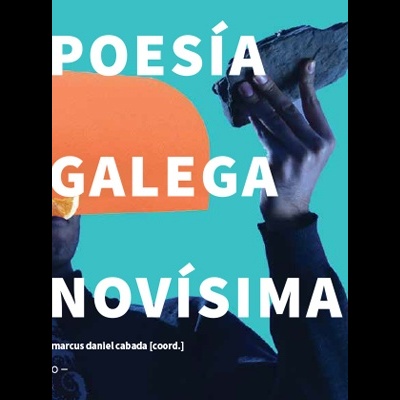 Capa com texto POESÍA GALEGA NOVÍSIMA e pessoa segurando pedra num fundo azul