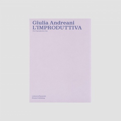 Livro lilás com título 'Giulia Andreani L'IMPRODUTTIVA' sobre fundo cinza