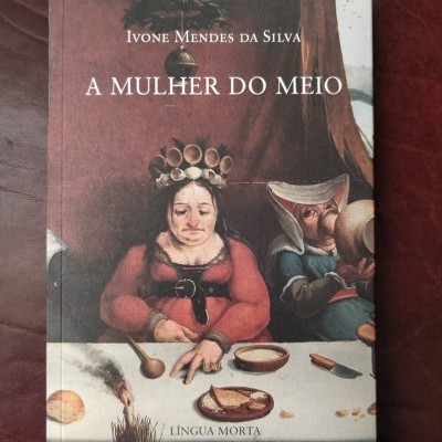 Capa do livro A Mulher do Meio com ilustração de duas mulheres em estilo clássico