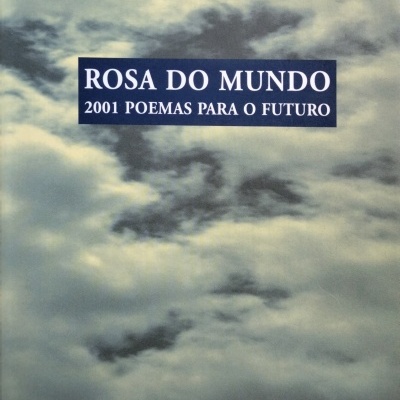 Capa de livro com céu nublado e texto em azul e branco
