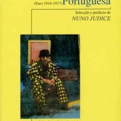 Capa de livro amarela com texto e foto de pessoa vestindo casaco amarelo e chapéu preto.