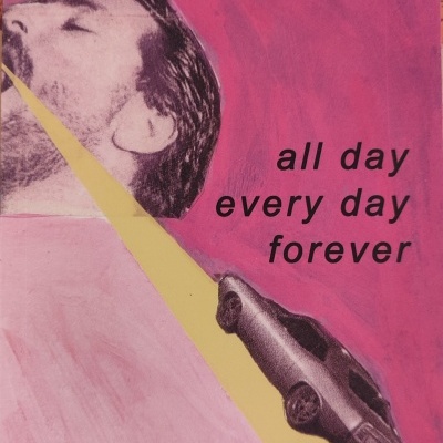 Capa de livro rosa com rosto masculino e carro preto em faixa amarela, texto em preto.