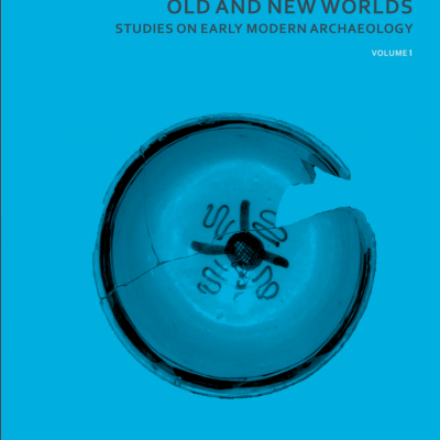 Capa azul do livro com texto em português e inglês e imagem de cerâmica lascada.