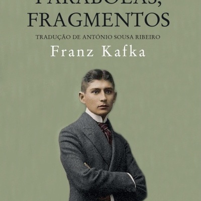 Capa de livro Contos, Parábolas, Fragmentos de Franz Kafka com imagem de homem de terno cinza.
