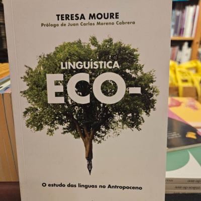 Livro Linguística Eco- com imagem de árvore e caneta na capa, em exposição numa livraria.