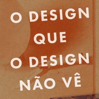 Capa de livro castanha com título em branco e pequena imagem de homem com capacete
