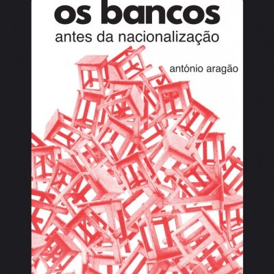 Capa de livro com título 'os bancos antes da nacionalização' e cadeiras vermelhas empilhadas