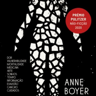 Capa de livro preto com texto branco e selo vermelho do Prémio Pulitzer, figura humana fragmentada