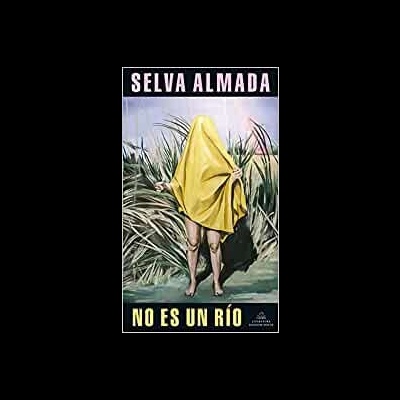 Capa de livro com título NO ES UN RÍO e autor SELVA ALMADA, pessoa com tecido amarelo na vegetação