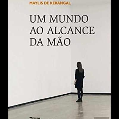 Capa de livro com título 'UM MUNDO AO ALCANCE DA MÃO' e figura feminina de costas